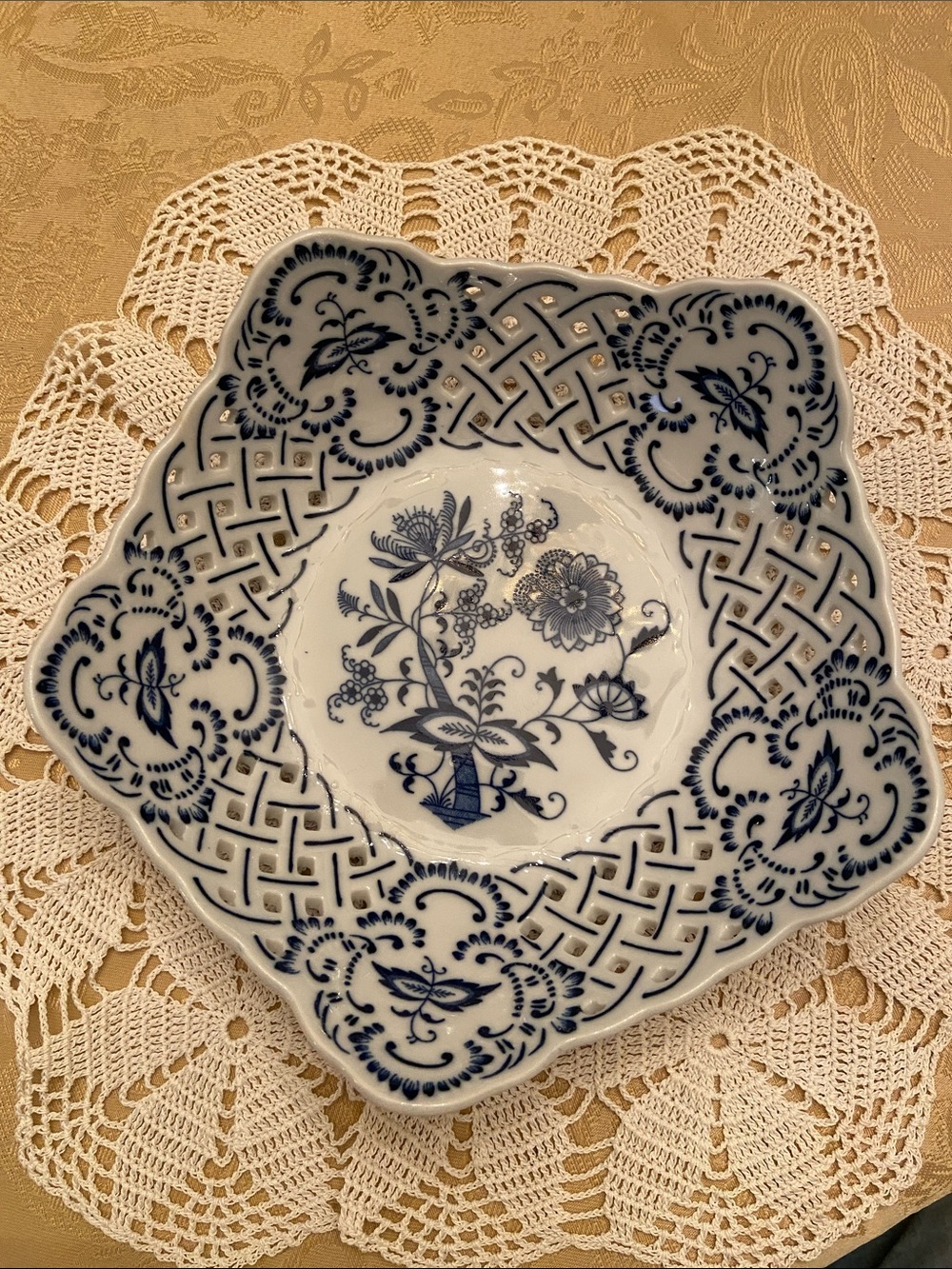 Lipper&Mann, Japan, Blue Danube Floral Porcelain Serving Bowl, White/Blue